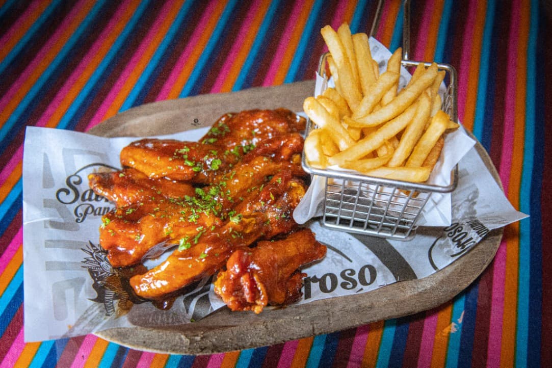 Alitas con Papas Fritas